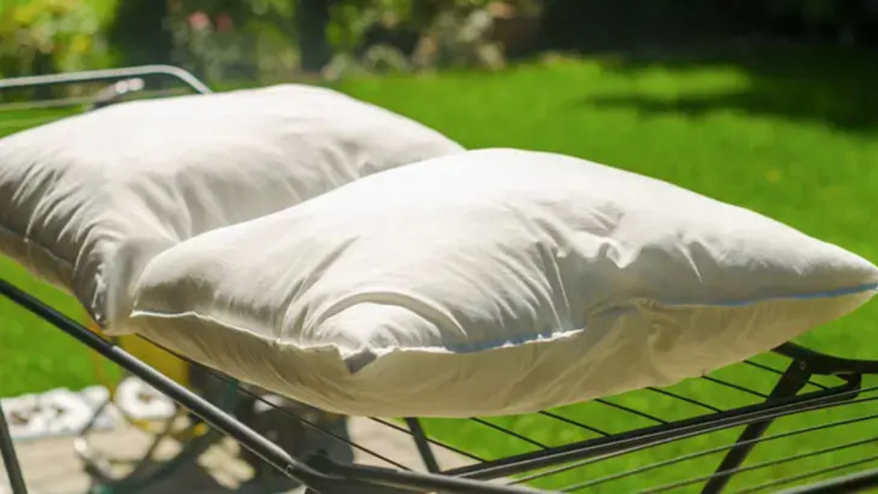 Elyaf yastığınızı böyle yıkıyorsanız büyük hata yapıyorsunuz: İşte elyafı puf puf yapmak için ipuçları!