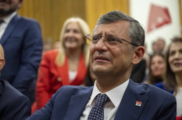 Emanetçi Özel’in ‘lider’ benim’ gösterisi