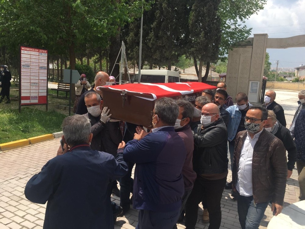Emekli emniyet müdürü Türk bayrağına sarılı tabutla son yolculuğuna uğurlandı 