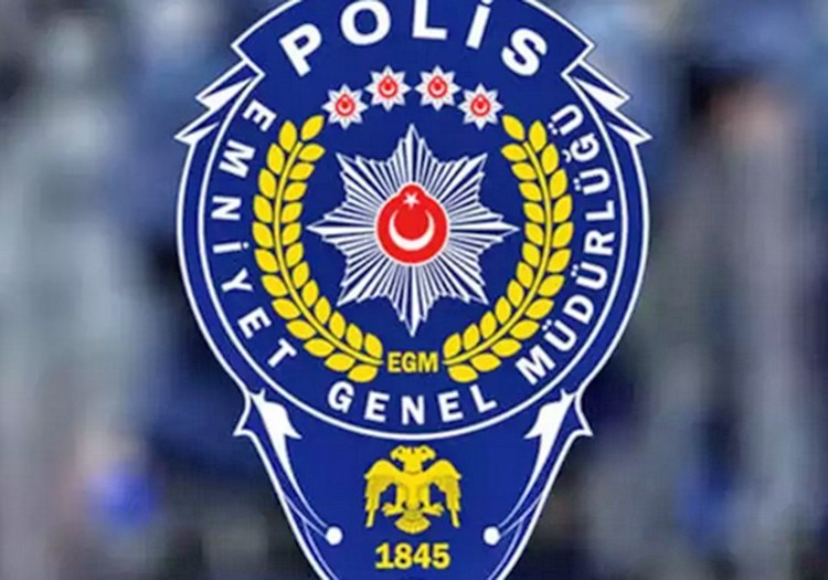 Emekli kadın polis iki sağlık çalışanını rehin aldı