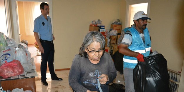 Emekli memurun evinden 3 traktör çöp çıktı