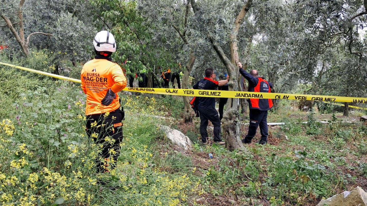Emekli öğretmen zeytinlikte asılı halde bulundu