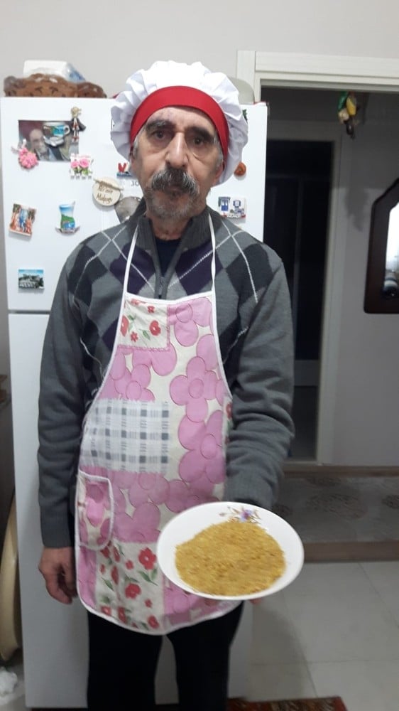 Emekli öğretmenden 16 çeşit gıda malzemesi ile ‘Korona savar atom çorbası’ 