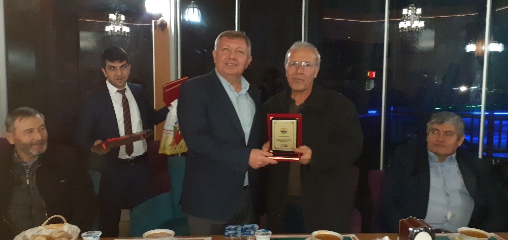 Emekli olan belediye personeline veda yemeği 