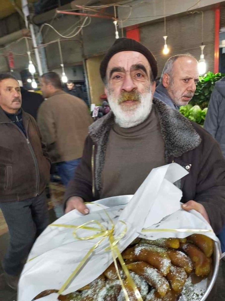 Emekli olunca esnafa tatlı ikram etti 