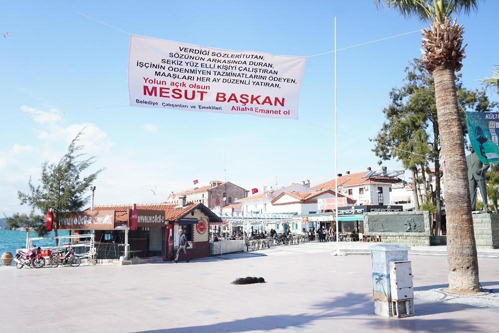 Emekli personelden Ayvalık Belediye Başkanı Mesut Ergin’e pankartlı teşekkür 
