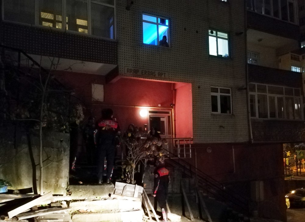 Emekli polis 6 katlı binanın çatısından düşüp öldü 