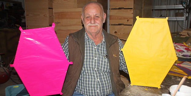 Emekli polis memurunun depremzede çocuklar için yaptığı yürekleri ısıttı