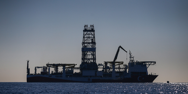 Emekli tümamiral beklenmedik gelişmeyi duyurdu: Türkiye oradaki sondaj gemilerini çekti