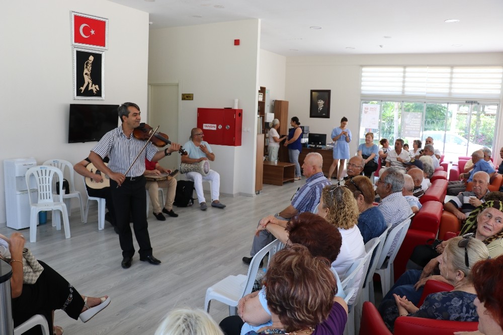 Emekliler, kent orkestrası ile eğlendi 