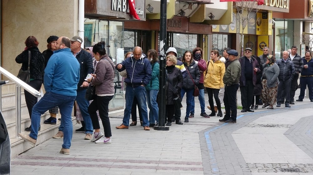 Emekliler korona virüse rağmen banka önünde uzun kuyruklar oluşturdu 