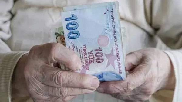 Emekliler yılbaşında ikramiye alıyor mu? 2022 yılbaşında emekliye ikramiye var mı?