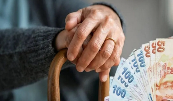 Emeklilere bugün ödeme günü! Zam farkları hesaplara yatırılıyor