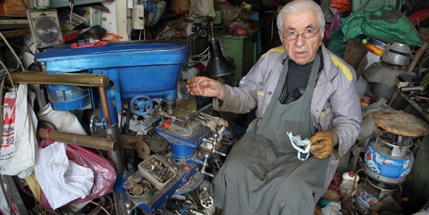 Emektar ustalar ilerleyen yaşlarına rağmen mesleklerini icra ediyor