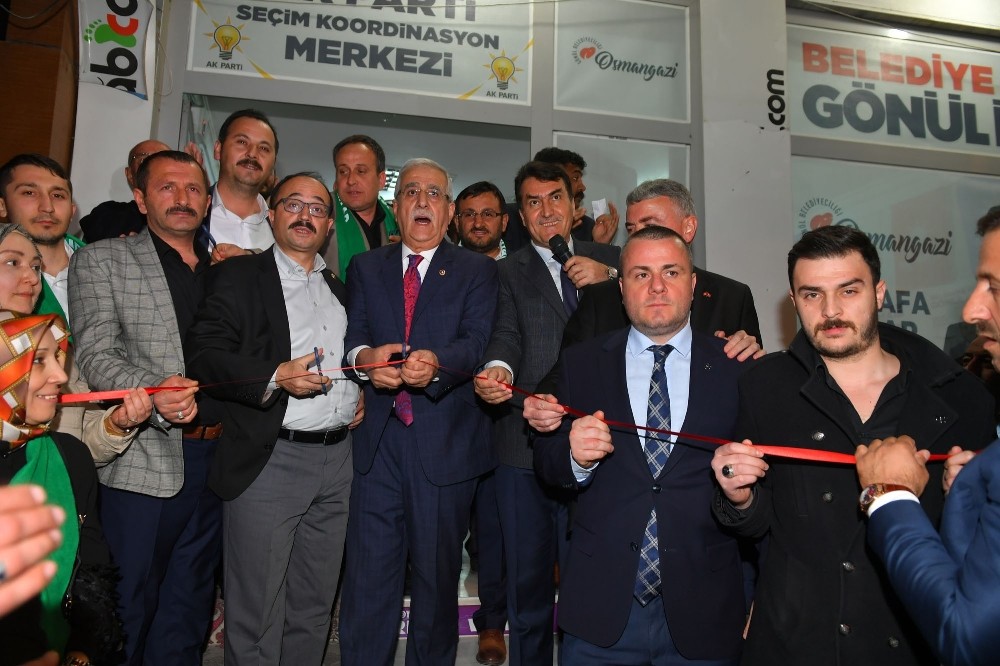 Emek’te ilgiyle karşılanan Mustafa Dündar muhalefete yüklendi