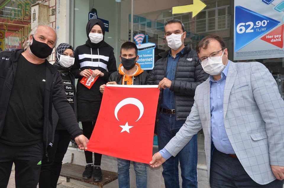 Emet Belediyesi esnaflara Türk bayrağı dağıttı 