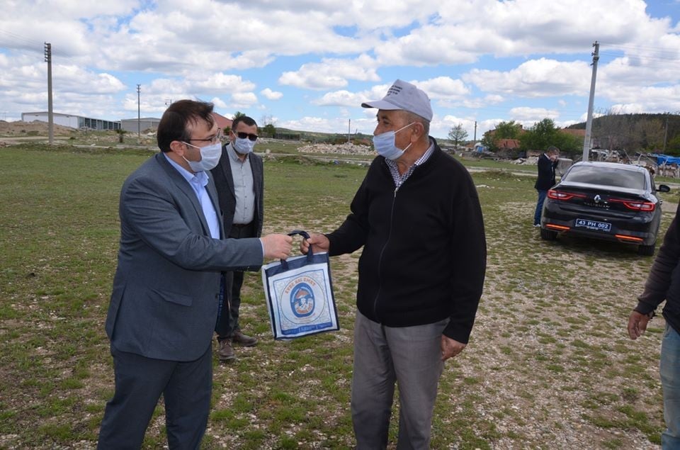 Emet Belediyesi halka dezenfekte ürünleri ve maske dağıtıyor 