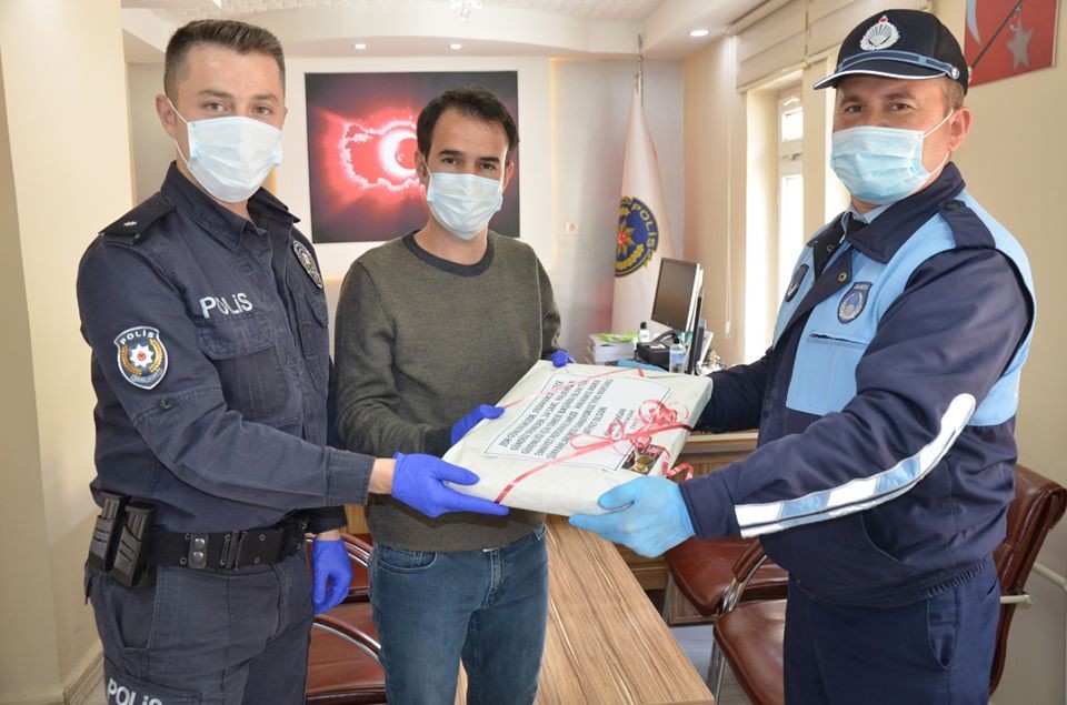 Emet Belediyesi’nden sağlık çalışanları, jandarma ve polise tatlı ikramı 