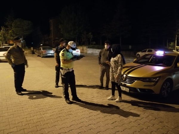 Emet polisi gecede maske kontrolü yapıyor 