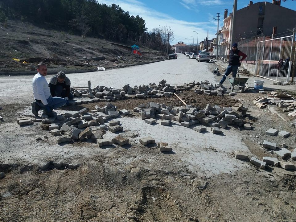 Emet’te 3 mahallede kilitli parke döşeme çalışmaları 