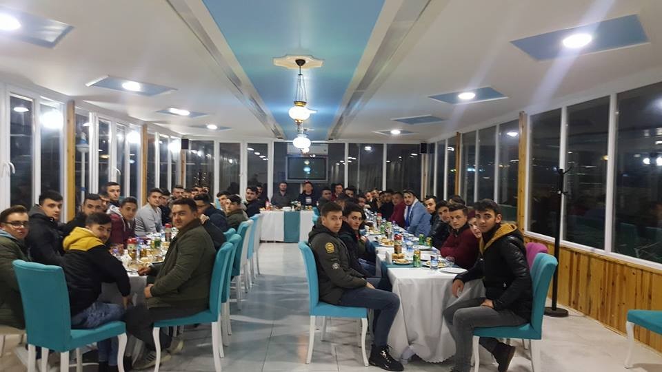 Emet’te AK Partili gençler yemekte buluştu