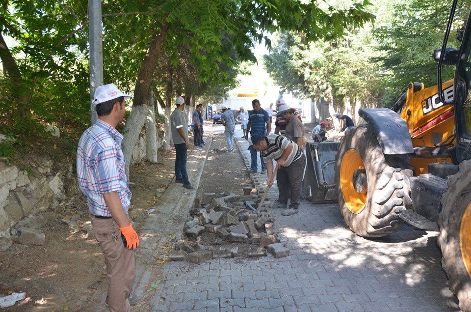 Emet’te cadde ve kaldırım düzenleme çalışmaları 