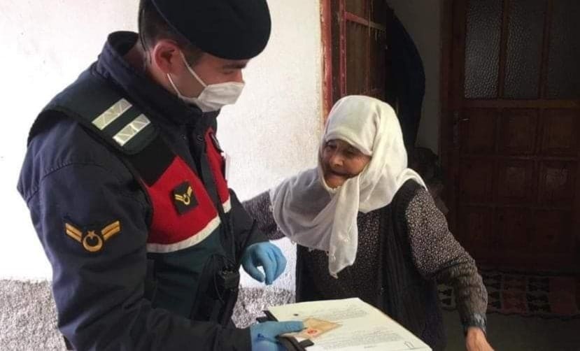 Emet’te jandarma kapı kapı dolaşıp yardımları dağıttı 