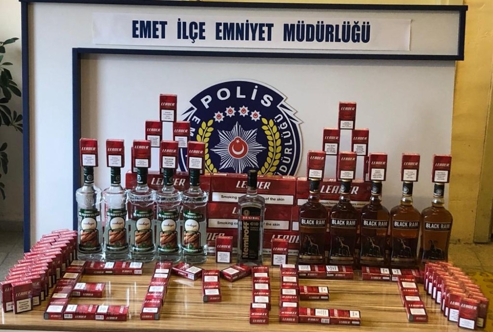 Emet’te kaçak içki ve sigara operasyonu 
