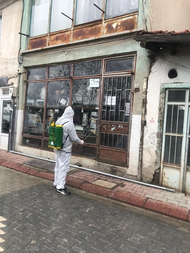 Emet’te kamu kurumları ve esnaflar aralıksız dezenfekte ediliyor 
