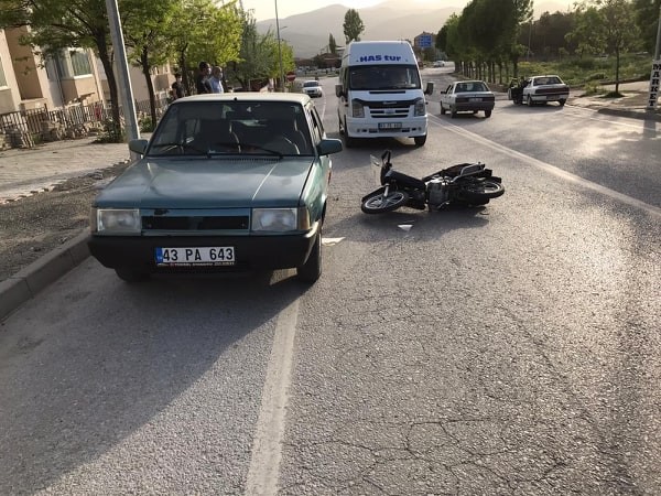Emet’te otomobil ile motosiklet çarpıştı: 2 yaralı 