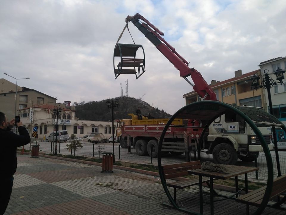 Emet’te oturma bantları kaldırıldı 