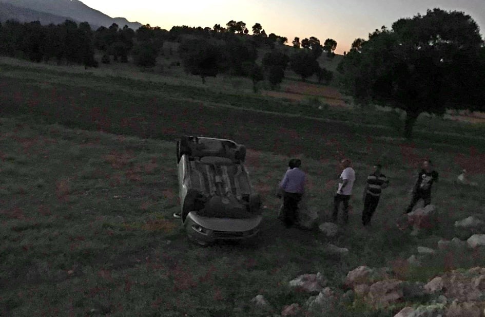 Emet’te takla atan otomobilde 2 kişi yaralandı 
