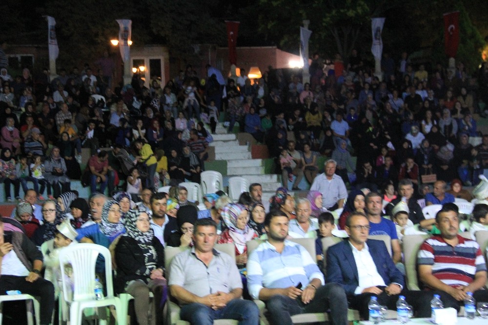 Emet’te yerel sanatçıların konserini 2 bin kişi izledi 