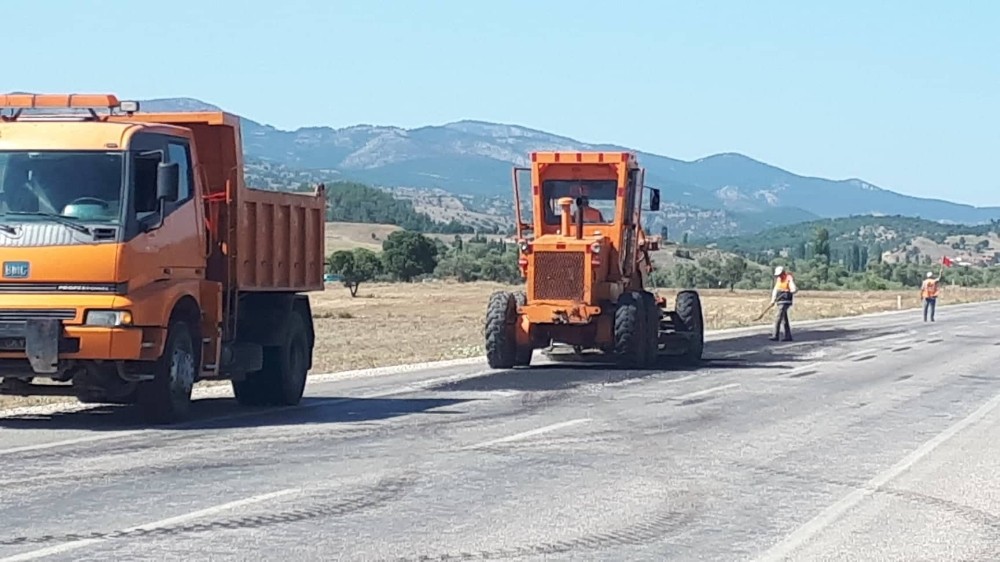 Emet’te yollara asfalt yama çalışması 