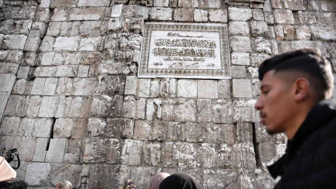 Emevi Camii'nin duvarındaki o isim çekiçle kazındı!