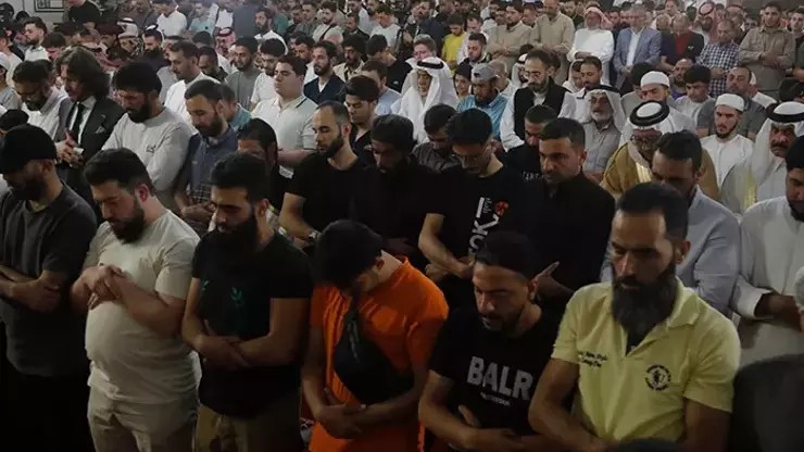 Emevi Camisi’nde bayram namazı coşkusu! Binlerce kişi camiye akın etti