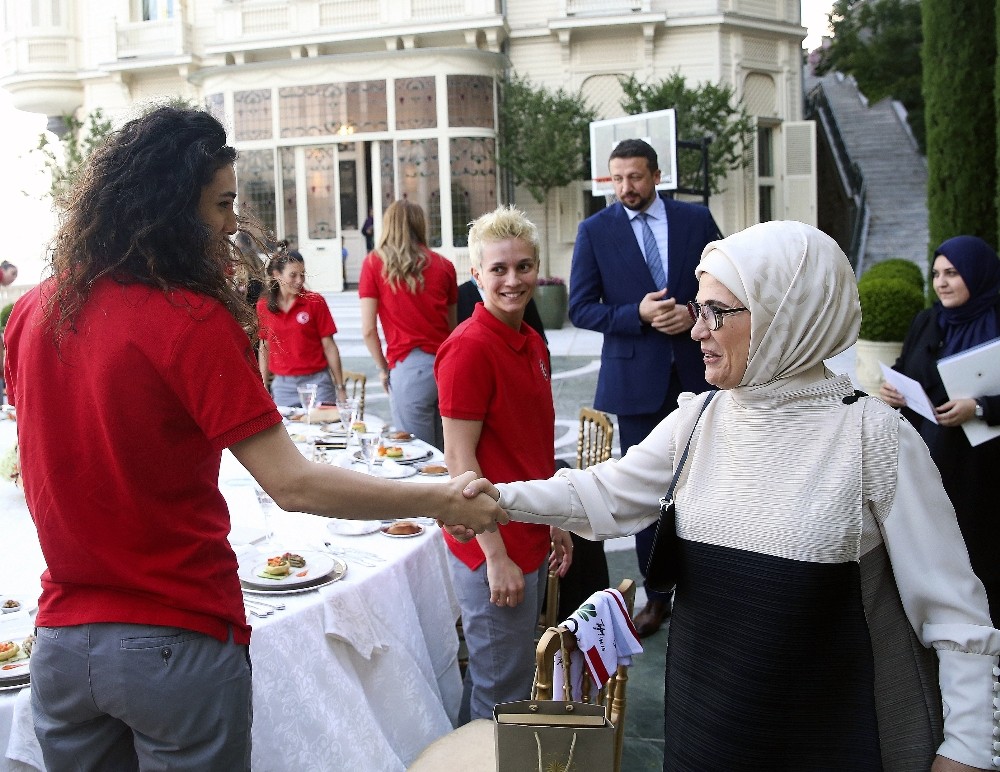 Emine Erdoğan, A Milli Kadın Basketbol Takımı ile buluştu 