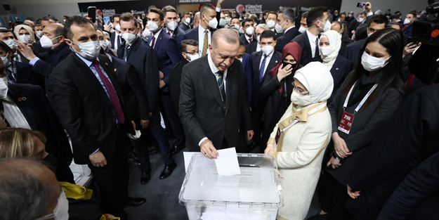 Emine Erdoğan, Cumhurbaşkanı Erdoğan'a siper oldu