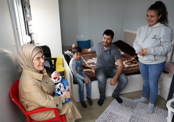 Emine Erdoğan, depremzedelerle bir araya geldi