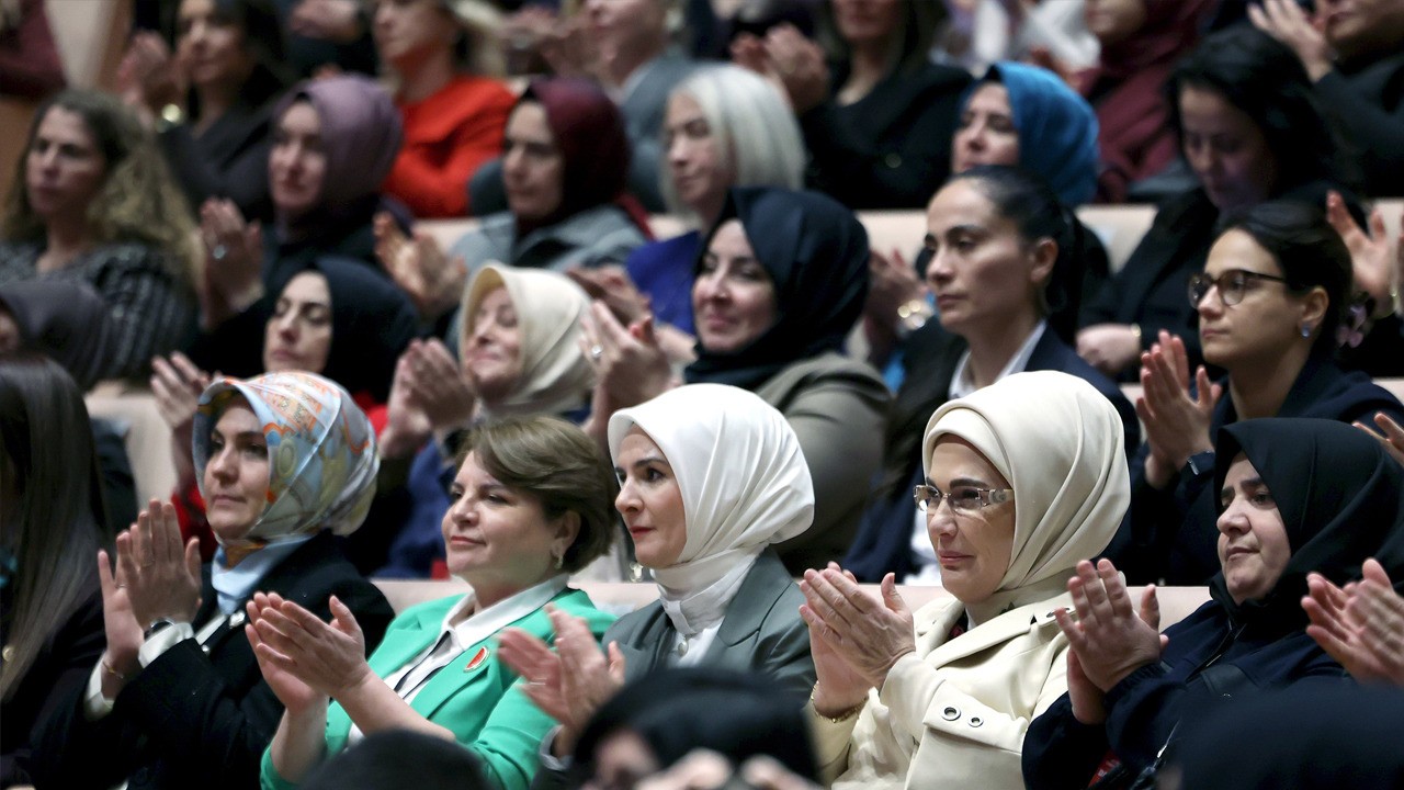 Emine Erdoğan, devlet himayesindeki çocukların sahnelediği "Altın Çağ" oyununu izledi