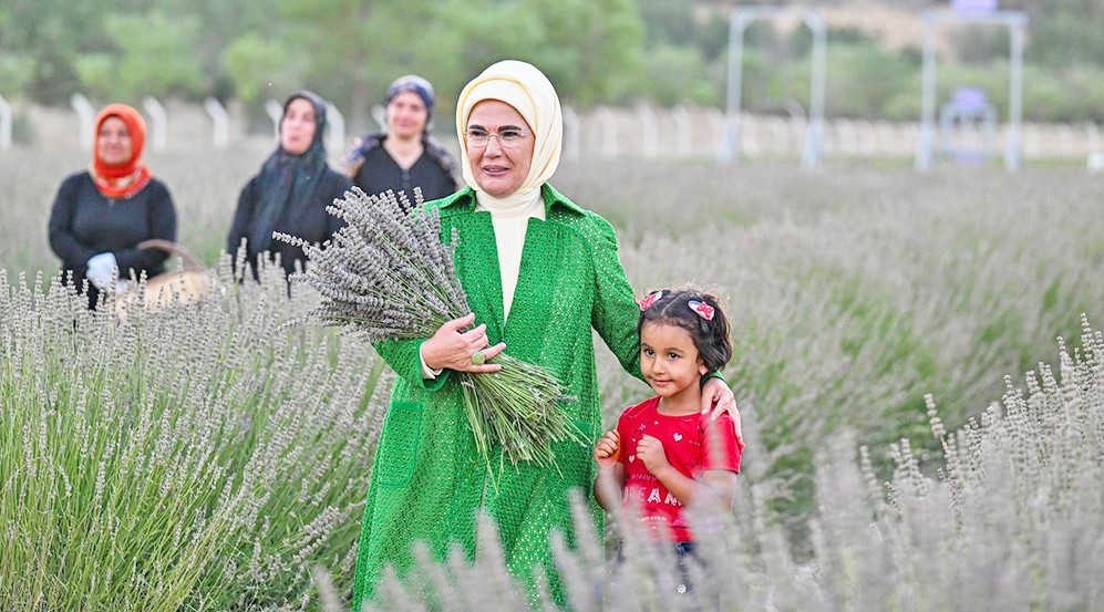 Emine Erdoğan, Ekolojik köy ziyareti ve lavanta hasadı yaptı