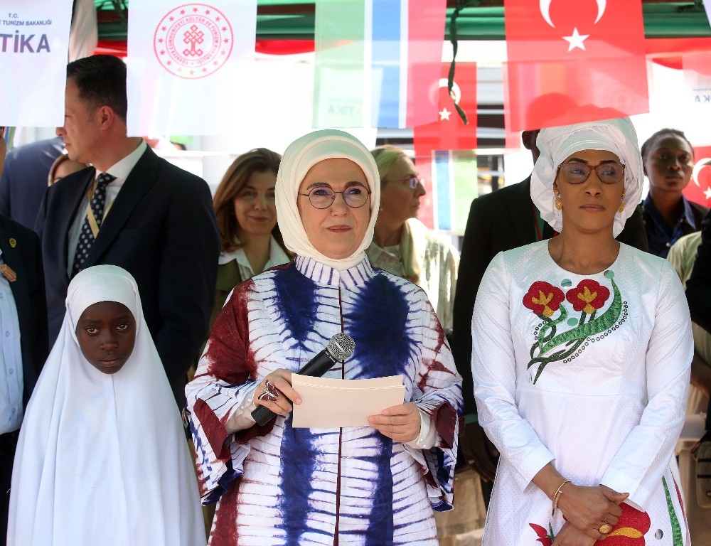 Emine Erdoğan Gambiya’da okul ve cami açılışı yaptı 