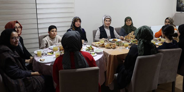 Emine Erdoğan, ilk iftarını depremzede aile ile birlikte yaptı