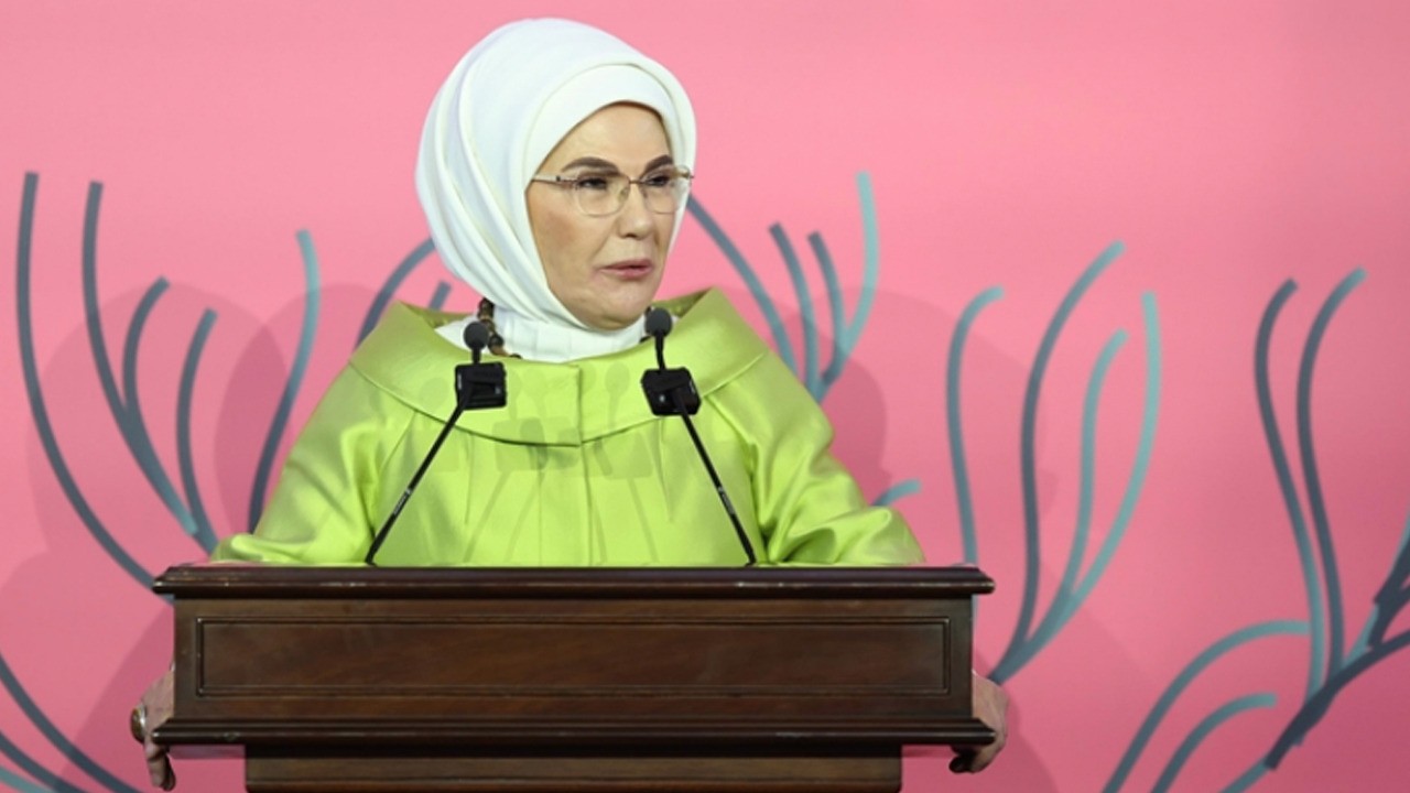 Emine Erdoğan karne alacak öğrencileri tebrik etti!