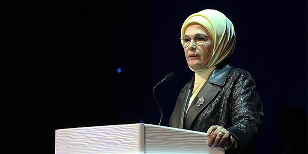 Emine Erdoğan: Özgürleştiklerini sanırken kendilerine geçirdikleri kelepçe ve prangalardan habersizler