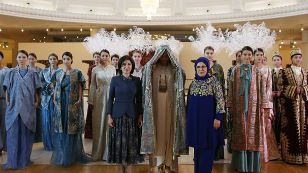 Emine Erdoğan, Taşkent Sanat Galerisi'ni ziyaret etti