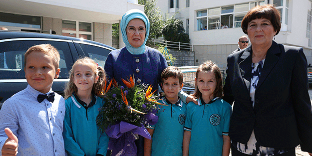 Erdoğan'dan Maarif Vakfı okuluna ziyaret