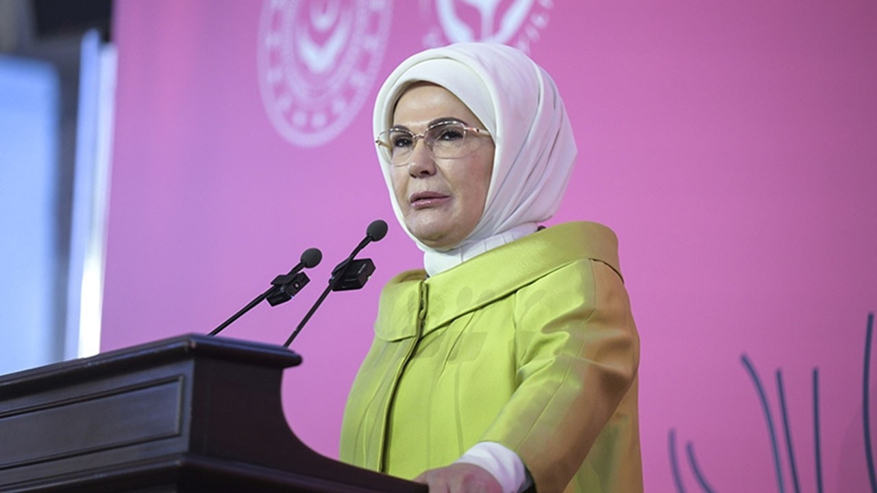 Emine Erdoğan, "Ulusun Annesi" sergisinin anı defterini imzaladı