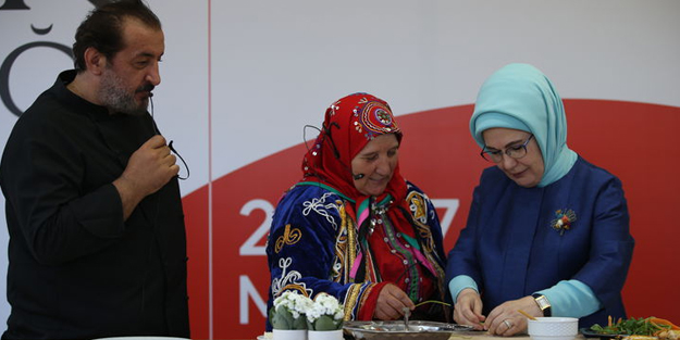 Emine Erdoğan ünlü şeflerle mutfağa girdi: Börek sardı, bulgur yemeği yaptı