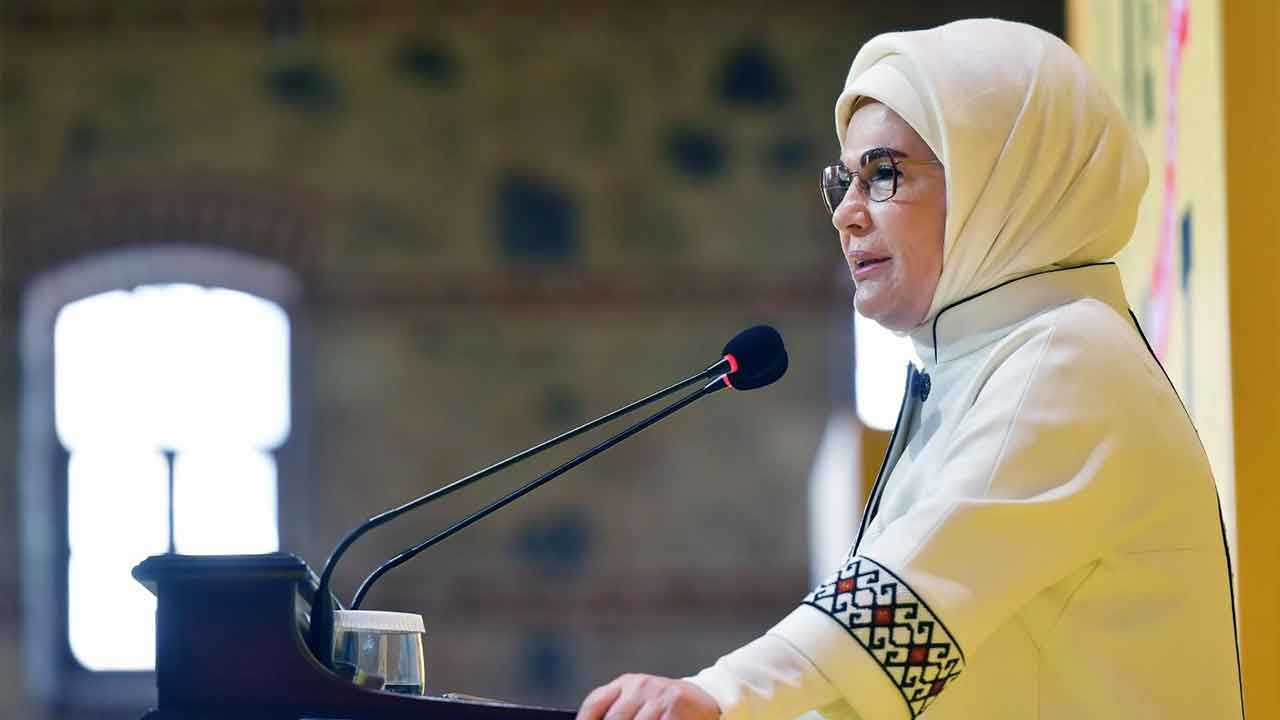 Emine Erdoğan'dan ailelere kritik çağrı: "Çocuklarınızı kendi kahramanlarımıza emanet edin!